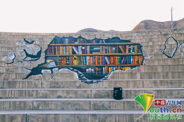 大學生3D涂鴉將臺階變身圖書館，逼真效果讓學生不忍踩踏